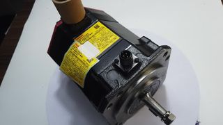 Fanuc A06B-0243-B100 محرك سيرفو يعمل بالتيار المتردد - نظرة عامة على جزء OEM والميزات الرئيسية